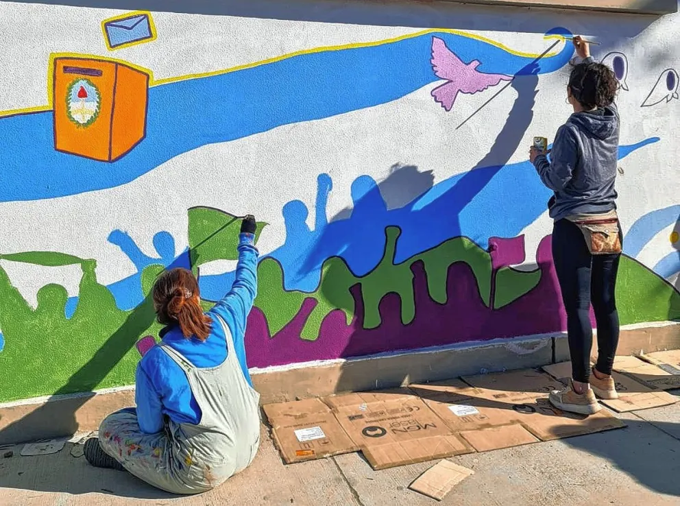 Pintaron un mural en la Escuela Nº 743 conmemorando los 40 años de la democracia