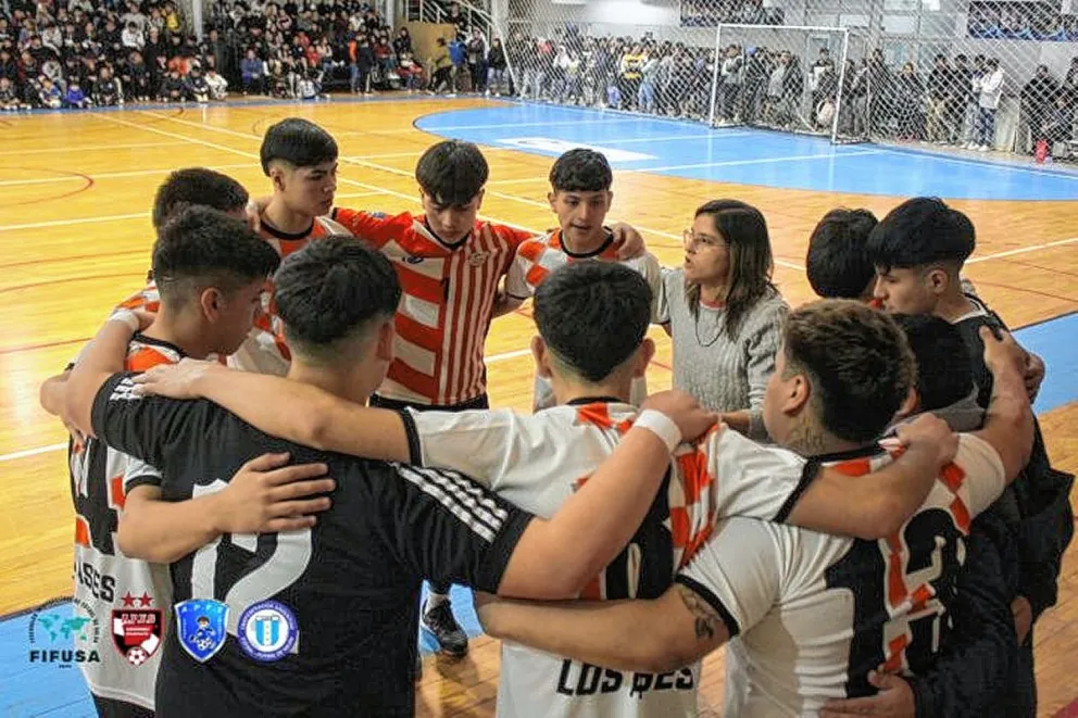 Los Ases campeón con Daniela Soto como técnica