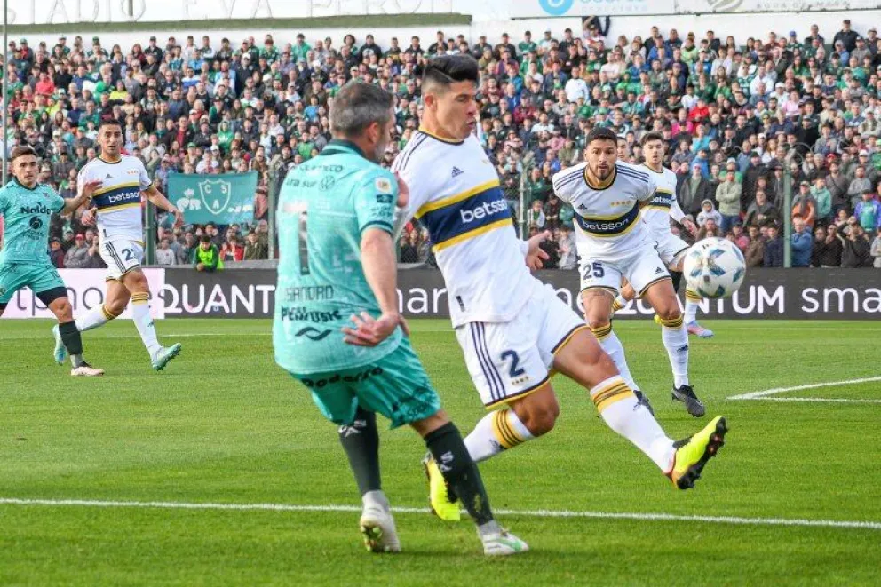 Benedetto falló un penal sobre el final y Boca cayó en su visita a Sarmiento