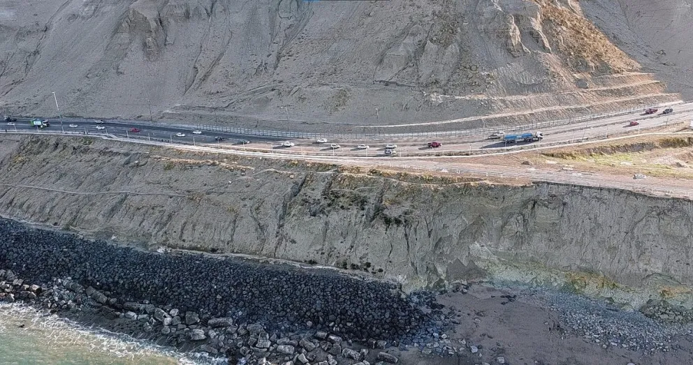 “Se va a deslizar la parte más baja de la cara que da a la playa sobre el enrocado”, dijo el geólogo Paredes