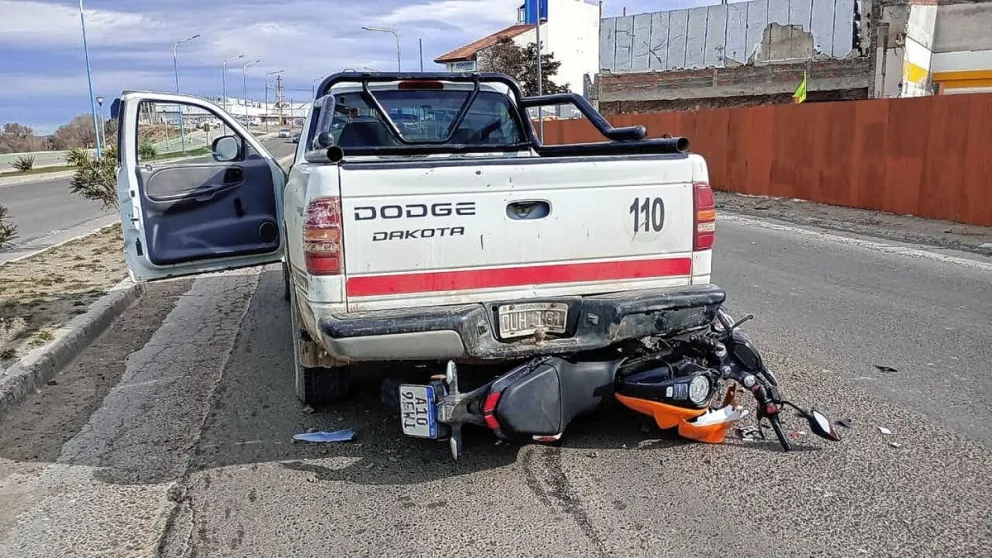 Motociclista muere 3 horas después de chocar contra una camioneta en Yrigoyen y Namuncurá