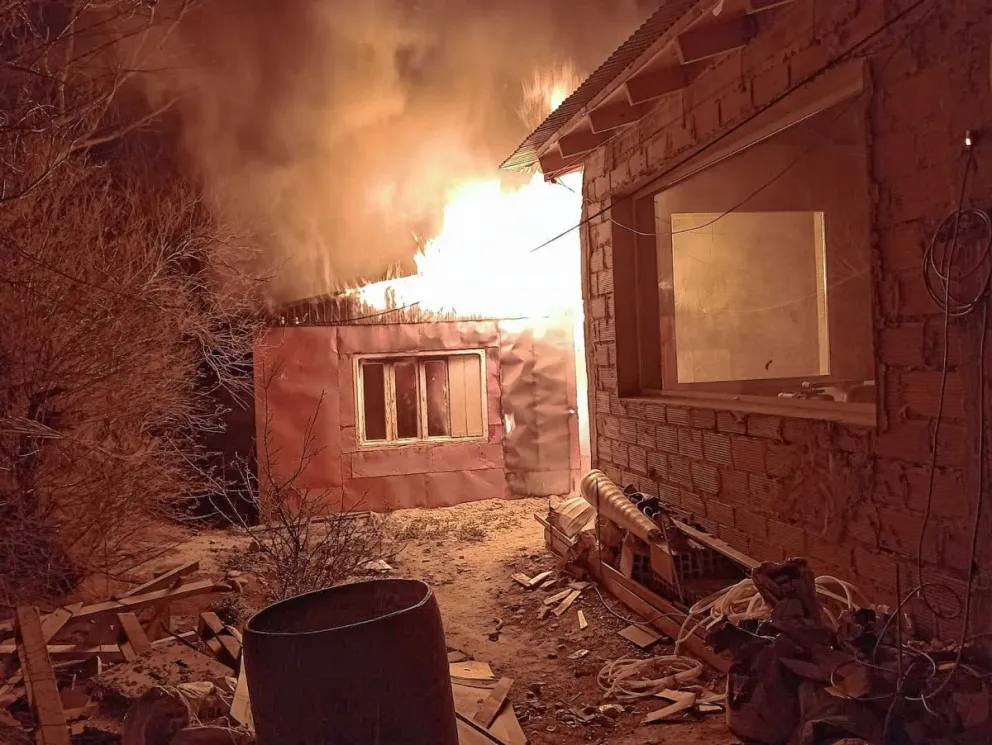 Voraz incendio matutino en barrio Ceferino Namuncurá