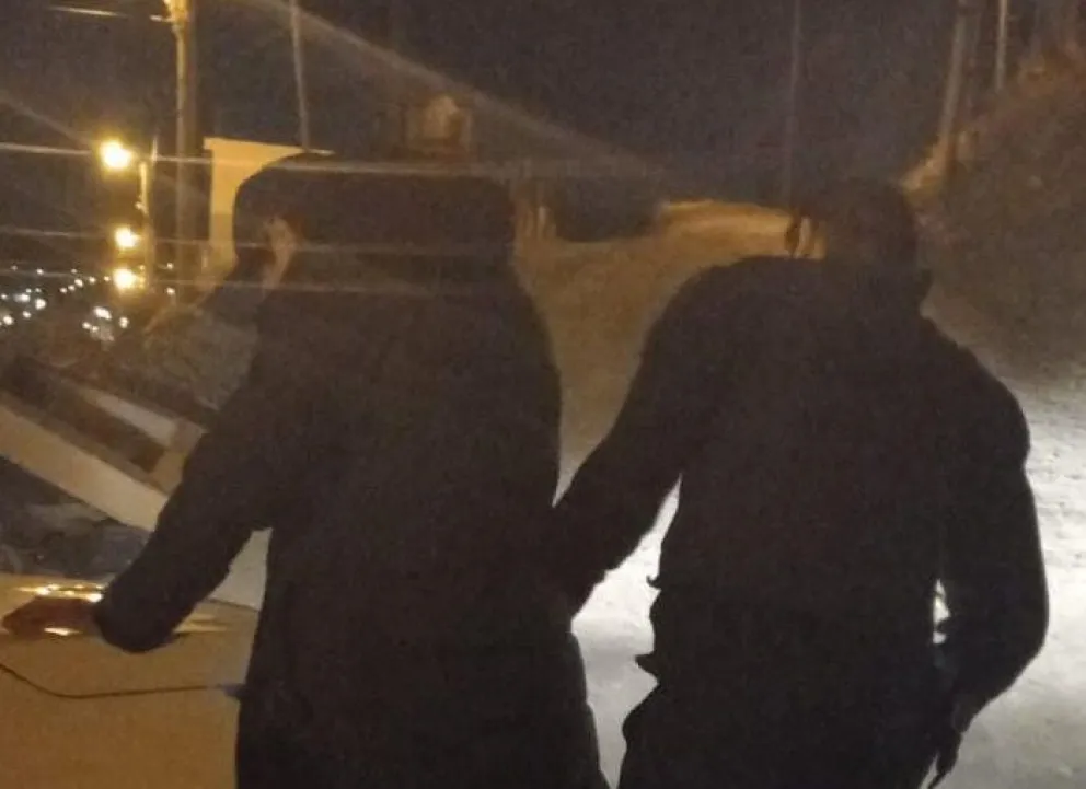 Lo identificaron en calle Huergo y resultó contar con pedido de captura