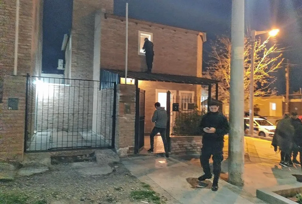 A un escribano de Trelew lo hirieron con un cuchillo y golpearon al tratar de oponerse a violento robo en su casa
