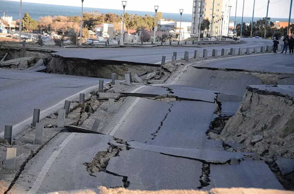 El deslizamiento del Chenque sigue activo; hasta ahora el derrumbe afectó 200 metros de pavimento