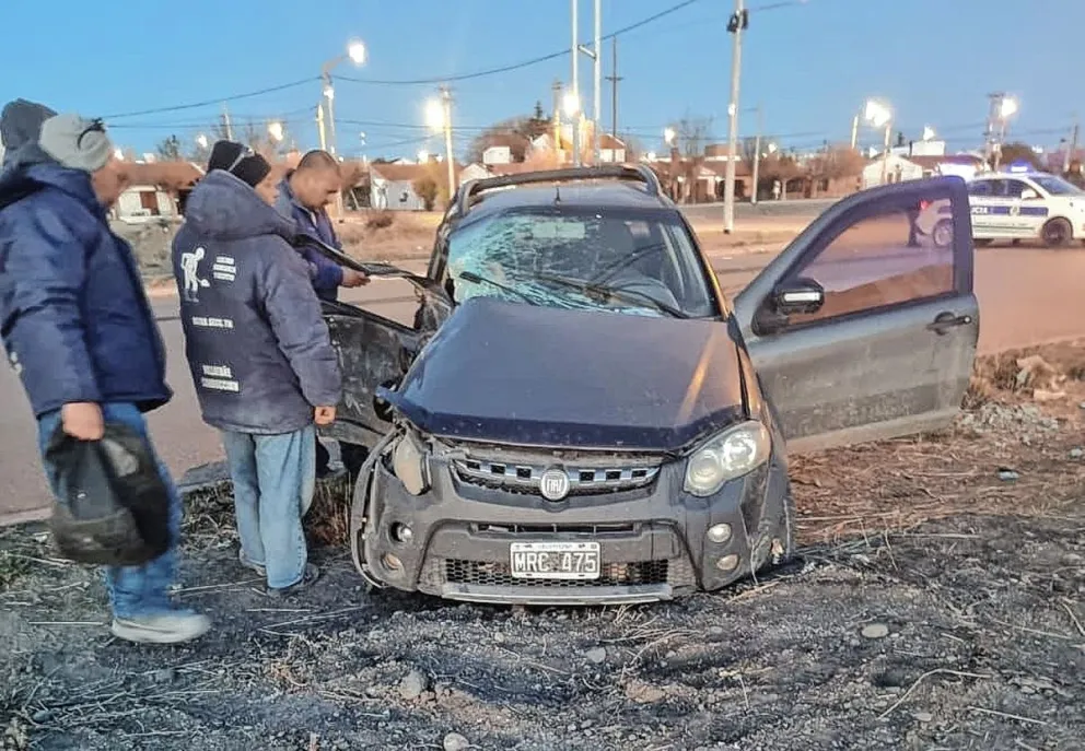 Chica de 16 años con lesiones graves por fuerte choque contra un colectivo en Trelew