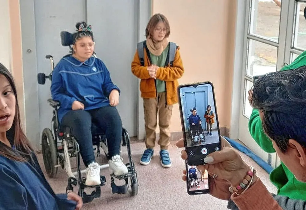 Ian Moche, el niño que concientiza sobre el autismo, visitó la Escuela 521