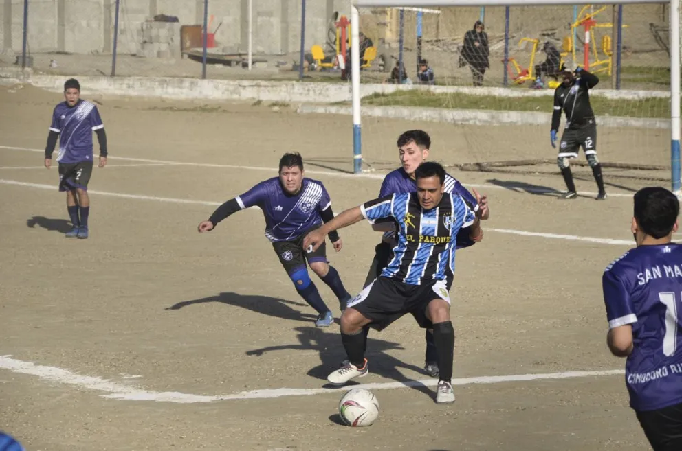 Fútbol Categoría "B": los líderes no se sacan ventaja