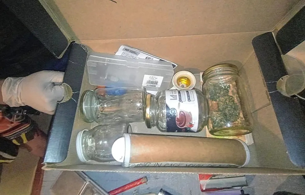 “Narcomenudeo”: allanaron a sujeto por venta de drogas a estudiantes de Trevelin