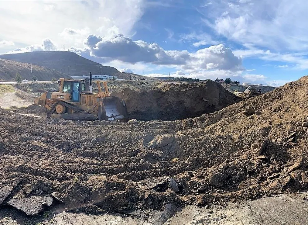 Se iniciaron trabajos de movimiento de suelo en el sector afectado por el desmoronamiento de la Ruta 3