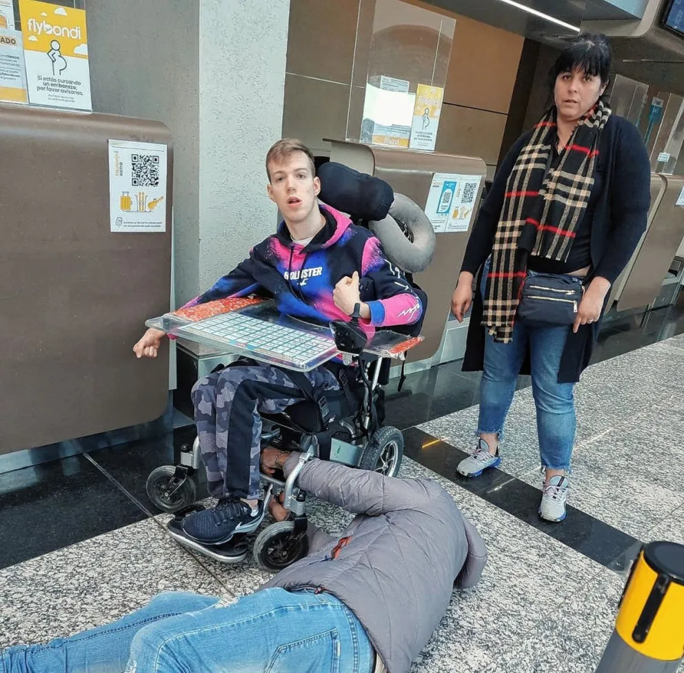Vino a exponer sobre discapacidad e inclusión, y al regresar no lo dejaron subir al avión con su silla de ruedas
