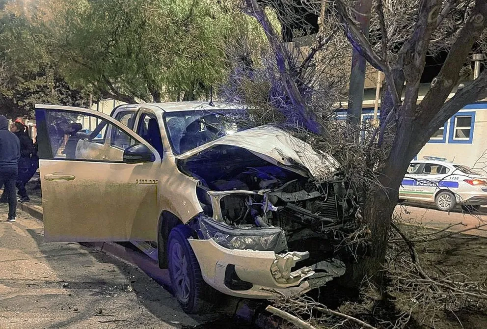 Una conductora, en aparente estado de ebriedad, fue hospitalizada tras estrellar su camioneta contra un árbol