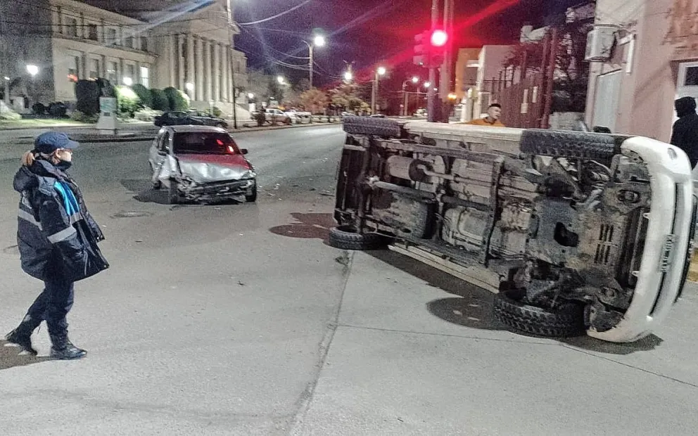 Dos conductores con alto grado de alcohol en sangre chocaron y uno terminó con el rodado volcado