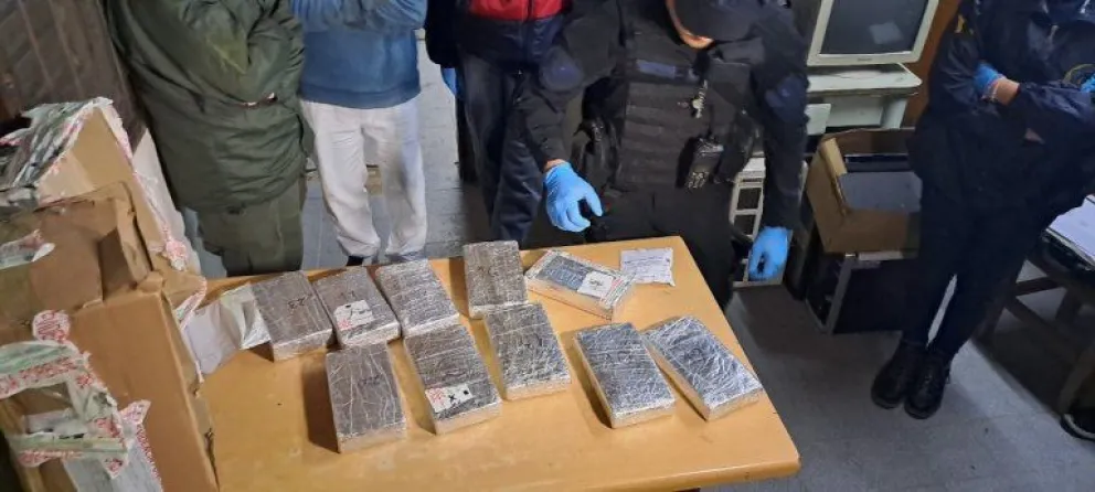 Cinco gendarmes detenidos por la supuesta sustracción de 16 kilos de cocaína de un depósito judicial