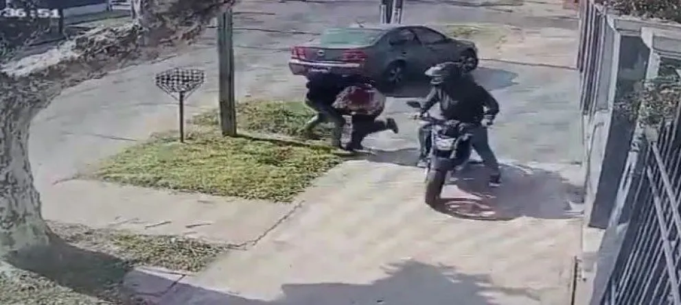 Violenta persecución de motochorros a una joven para robarle el celular en Haedo