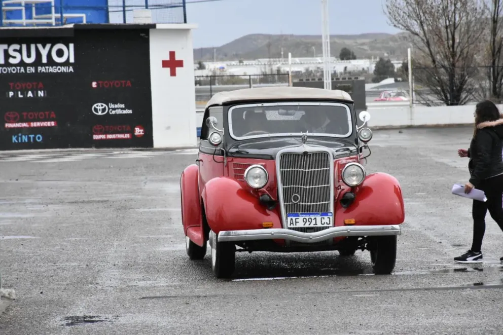 La carrera de regularidad de los autos clásicos tuvo su lugar en el Autódromo