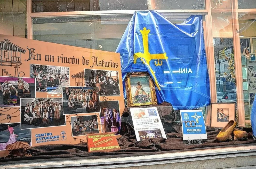 Vidrieras de comercios comodorenses se visten de historia y color con las colectividades