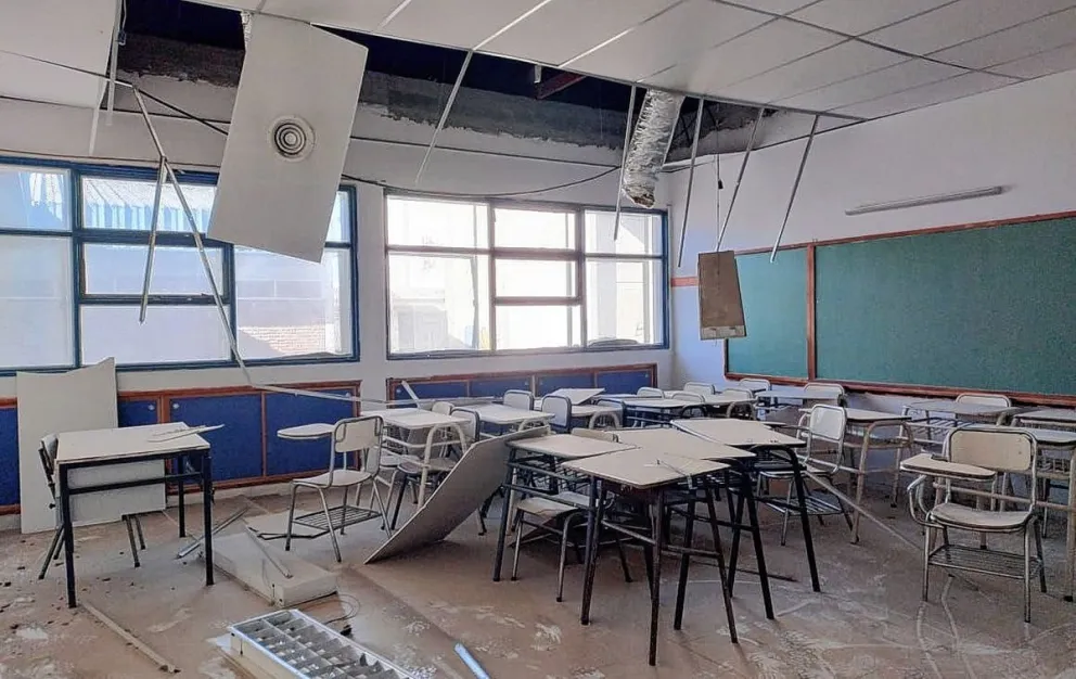 La Escuela N° 723 continúa sin soluciones: Denuncian que como se deben pagos previos, no pueden iniciar nuevas obras para reparar los techos