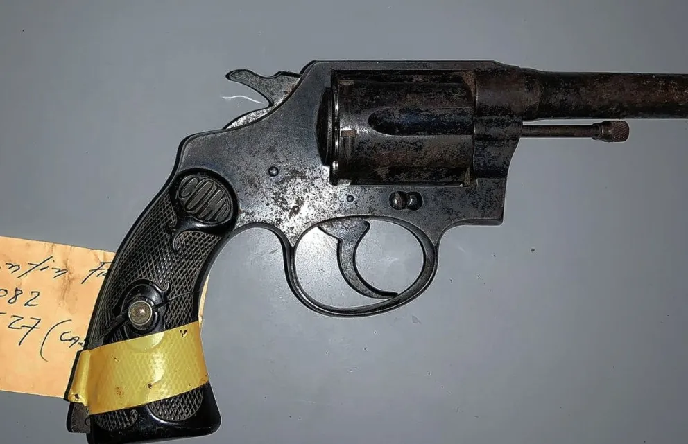 Dejaron una donación en un hogar de ancianos y en la caja encontraron dos armas de fuego cargadas