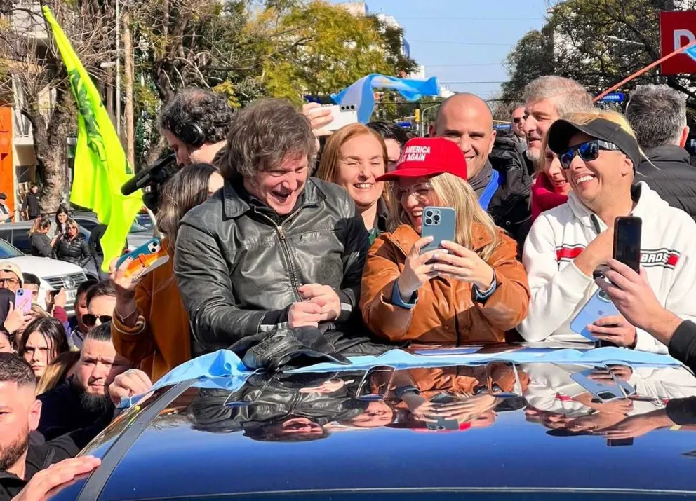 Milei relanzó su campaña con una recorrida por La Matanza con Carolina Píparo y "El Dipy"