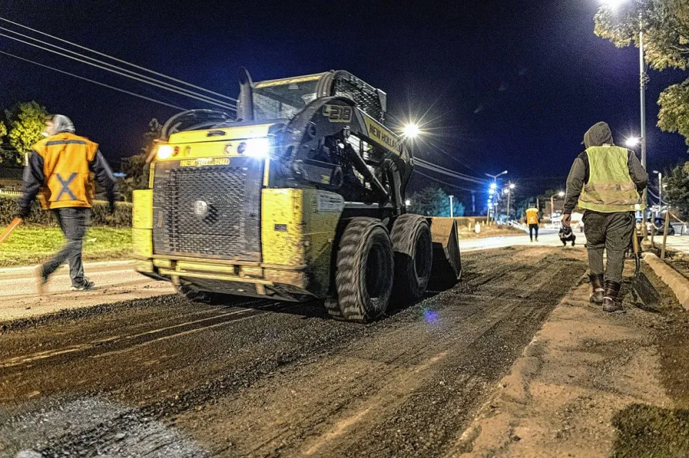 Realizan tareas de bacheo en horario nocturno sobre Ruta 3