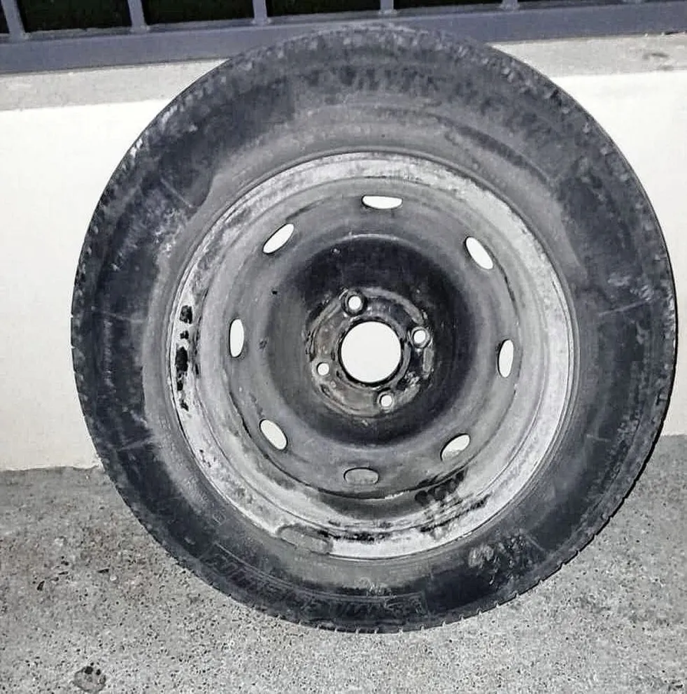 Malestar en vecinos de Km. 3 ante constantes robos de cubiertas que después ofrecen en venta por redes sociales