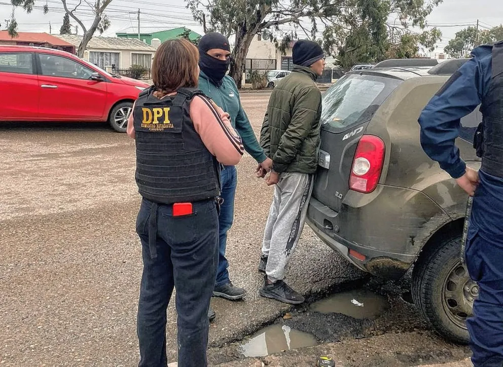 Tenía captura por asaltos armados en banda y abuso sexual en Jujuy y lo atrapó la DPI Comodoro en KM 8