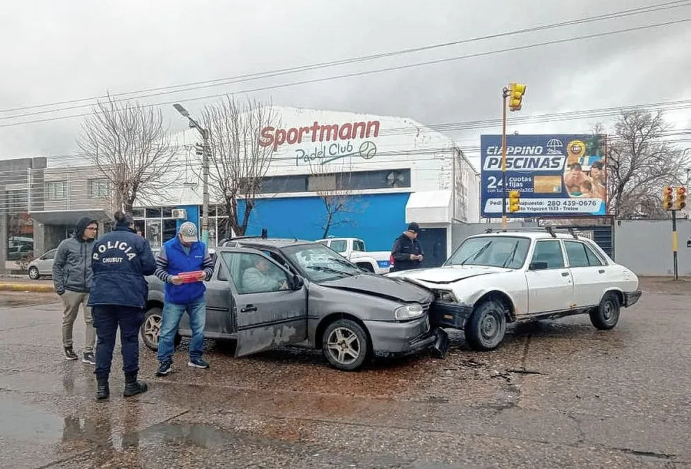 En un choque durante una intensa lluvia en Trelew una mujer sufrió golpes y terminó hospitalizada