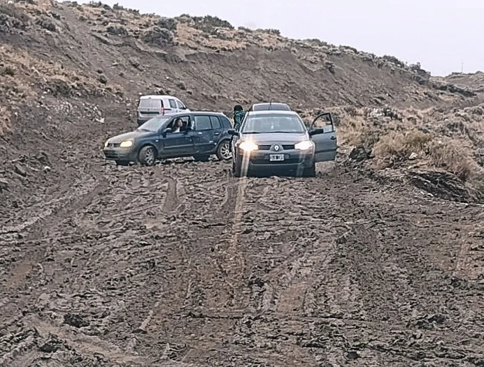 Prohibieron transitar por el camino de Caballeriza y el Centenario es doble mano