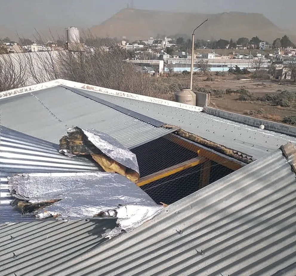 La Escuela 146 sufrió voladura del techo durante el temporal de viento y desde entonces el comedor está inhabilitado 