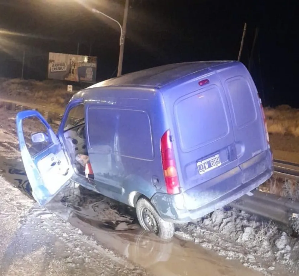 Conducía alcoholizado y terminó arriba del guardrail
