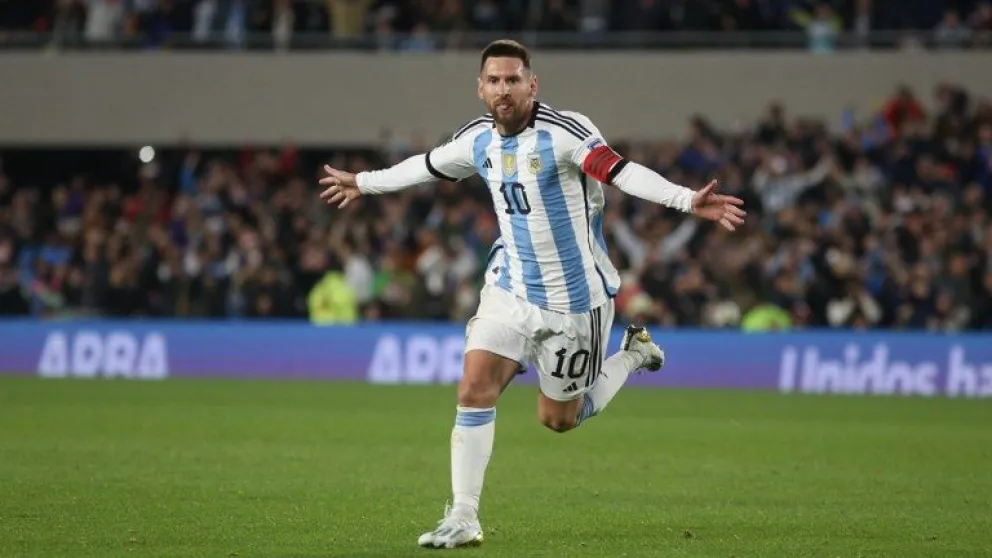 Argentina venció a Ecuador con un golazo de Messi de tiro libre en un duro debut en las Eliminatorias