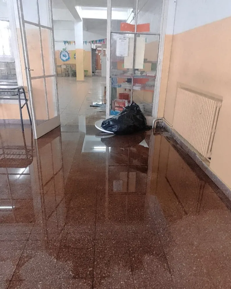 Persisten los problemas edilicios en la escuela Perito Moreno: luego de la lluvia, se inundó