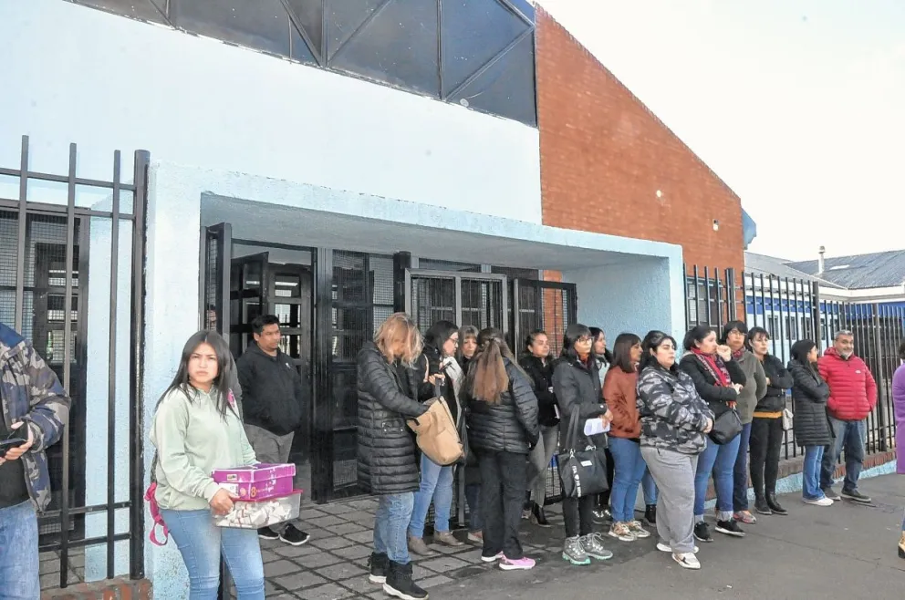 Fuerte reclamo por las deficientes condiciones edilicias de la Escuela 738: “Nos cansamos de estar bajo estas condiciones”