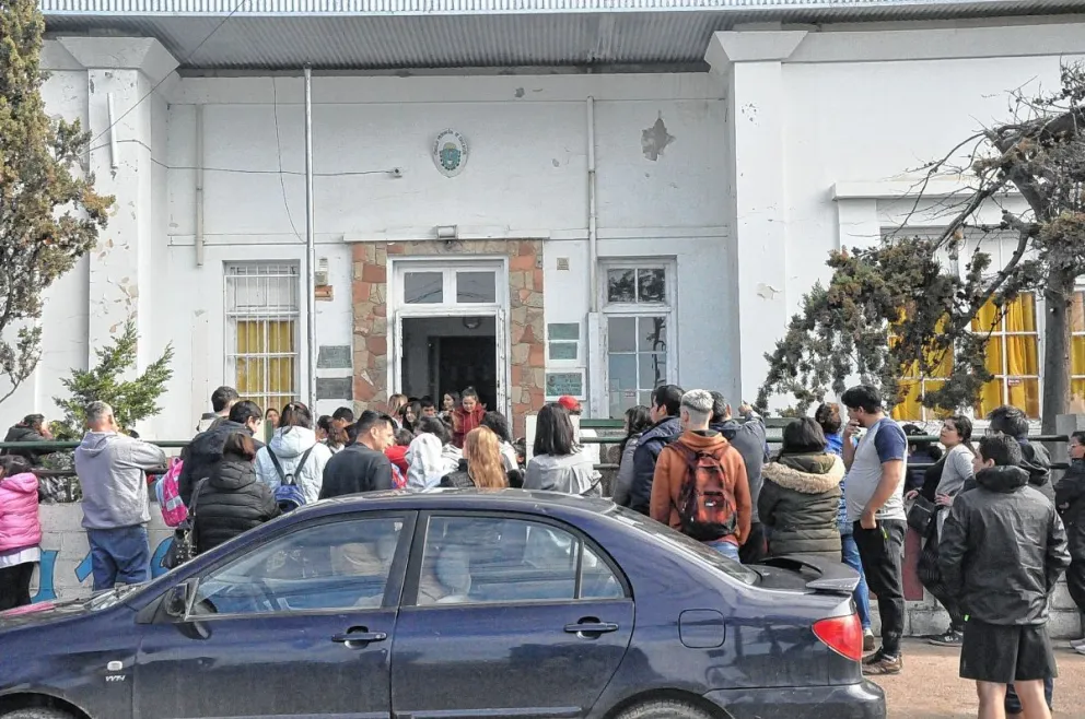 Padres y madres de la Escuela 146 se concentraron afuera de la institución para visibilizar la problemática que atraviesan