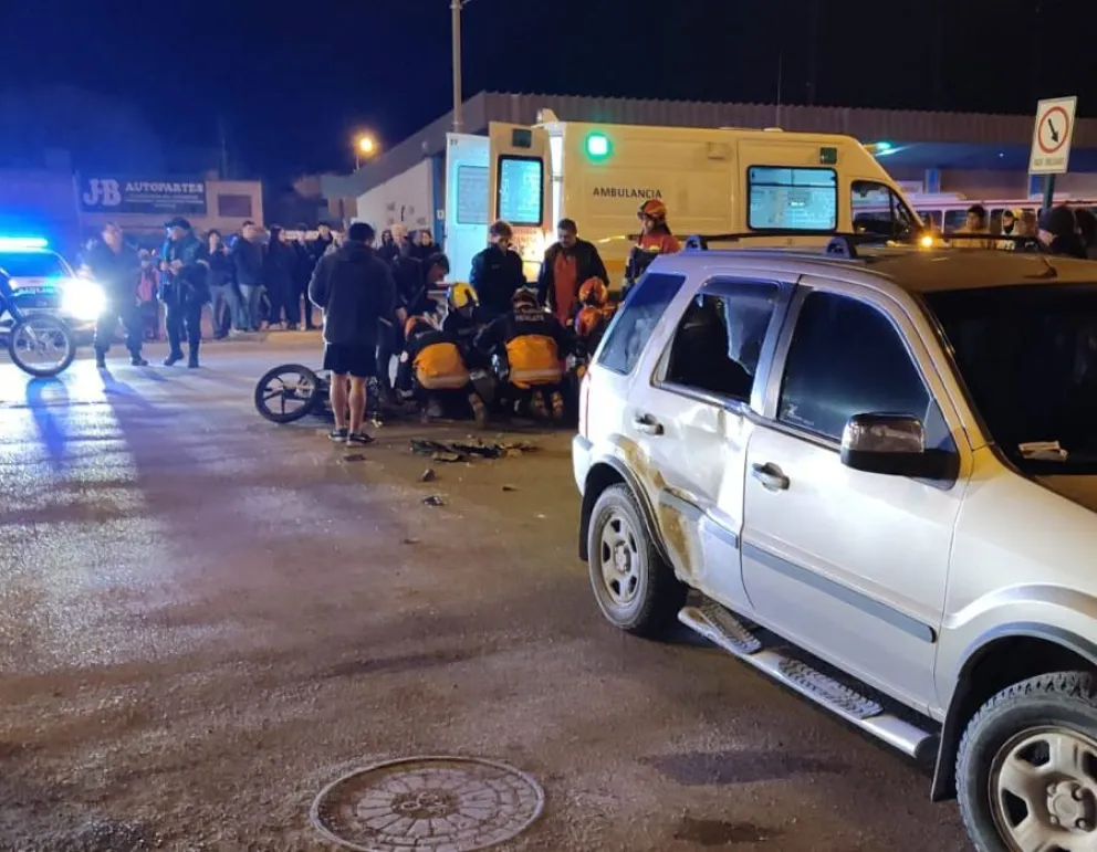 Motociclista herido en violento choque contra una camioneta en Rawson