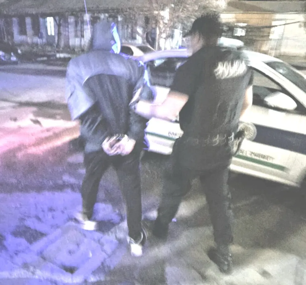 Un sujeto fue detenido por atacar a su vecino y su vivienda 