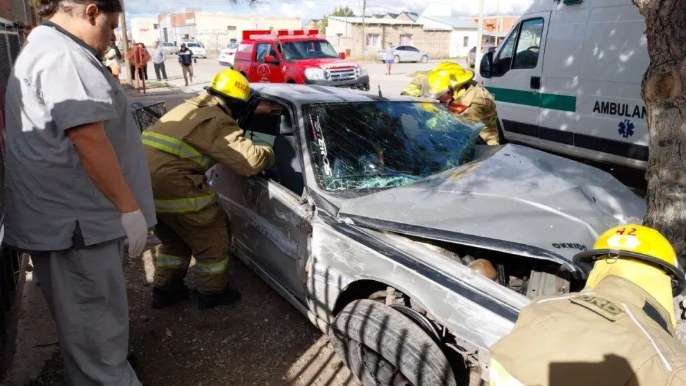 Un hombre se descompensó y chocó contra dos vehículos estacionados 