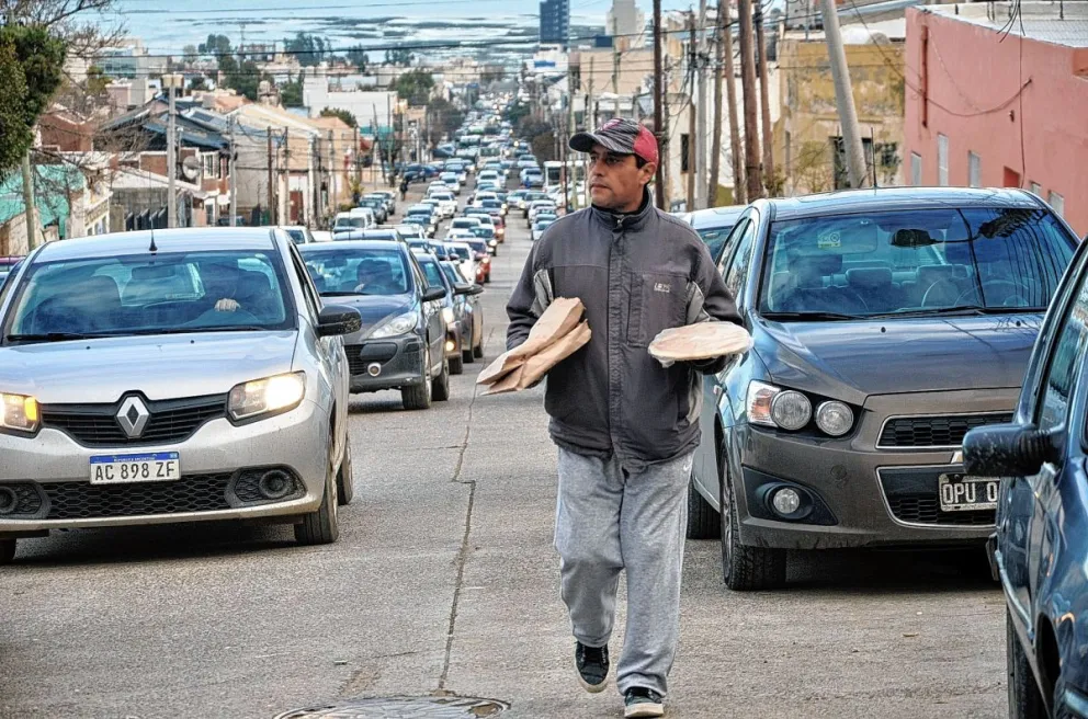 Vendedores ambulantes se mudan a calle Alvear para continuar sus emprendimientos