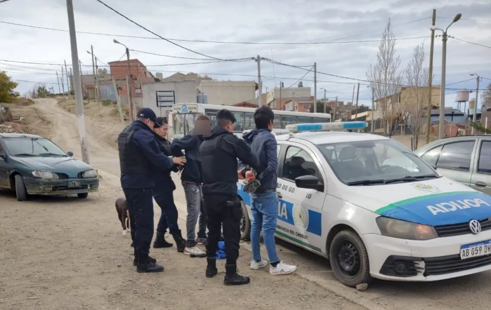 Caminaba y lo agarraron de atrás para robarle y se defendió dándole un botellazo a uno de los ladrones que terminaron presos