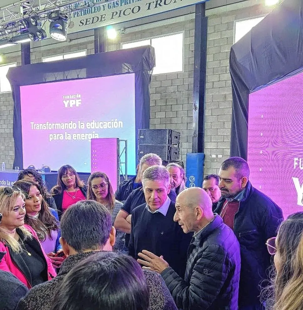 Llugdar: “La entrega de equipamientos de YPF direcciona la capacitación de nuestros hijos”