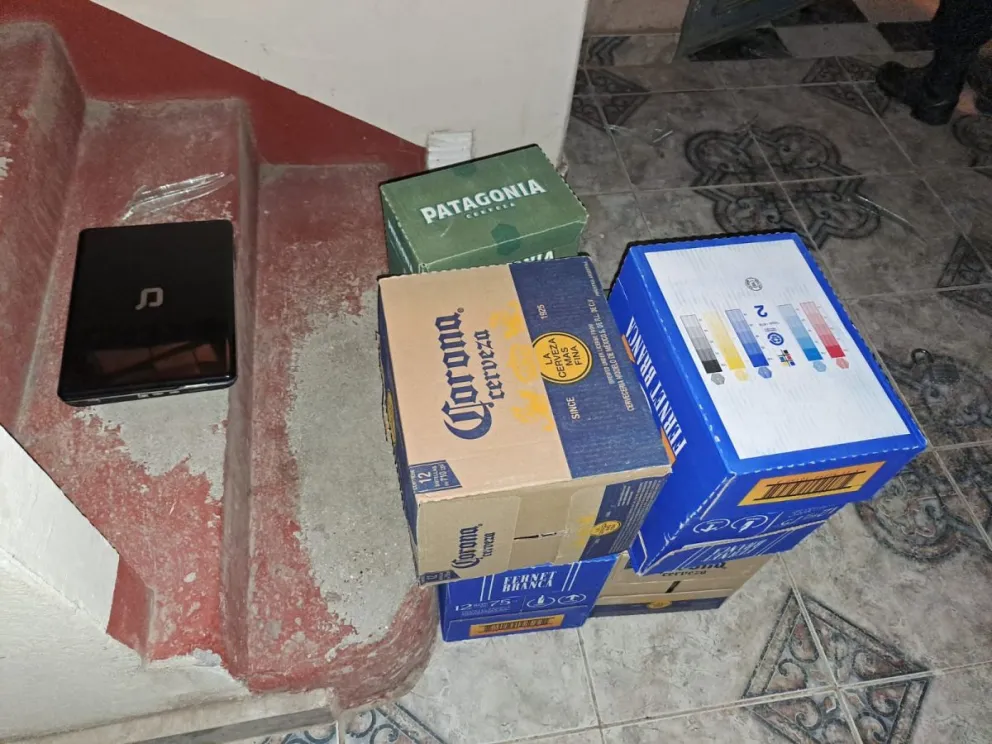 Preparaban 11 cajas de bebidas alcohólicas y comida para llevarse, pero fueron ‘madrugados’ por la Policía
