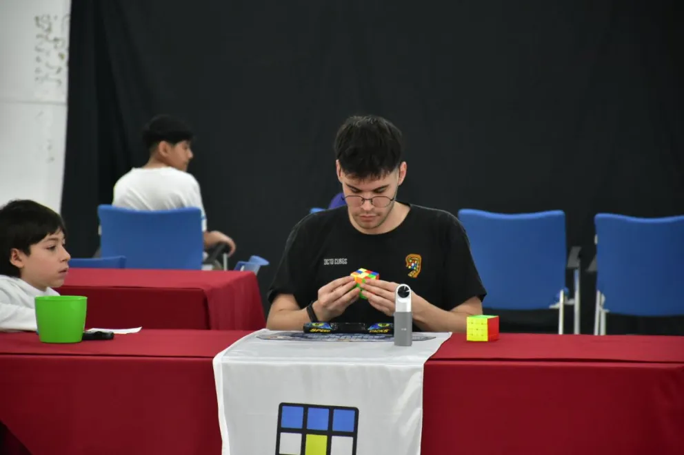 “Comodoro Cubea”: Se vivió el Primer Torneo de Speedcubing en la ciudad