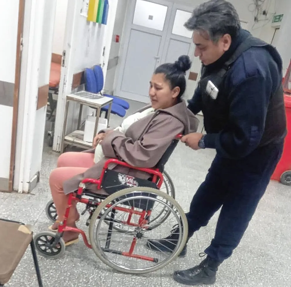 Policías tuvieron que trasladar al hospital a una embarazada por falta de ambulancia