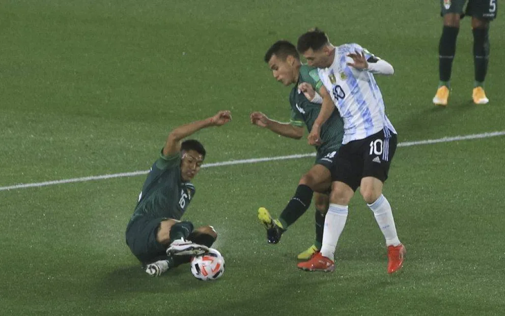 Bombas de estruendo y fuegos artificiales: hinchas bolivianos complicaron la madrugada de la Selección argentina