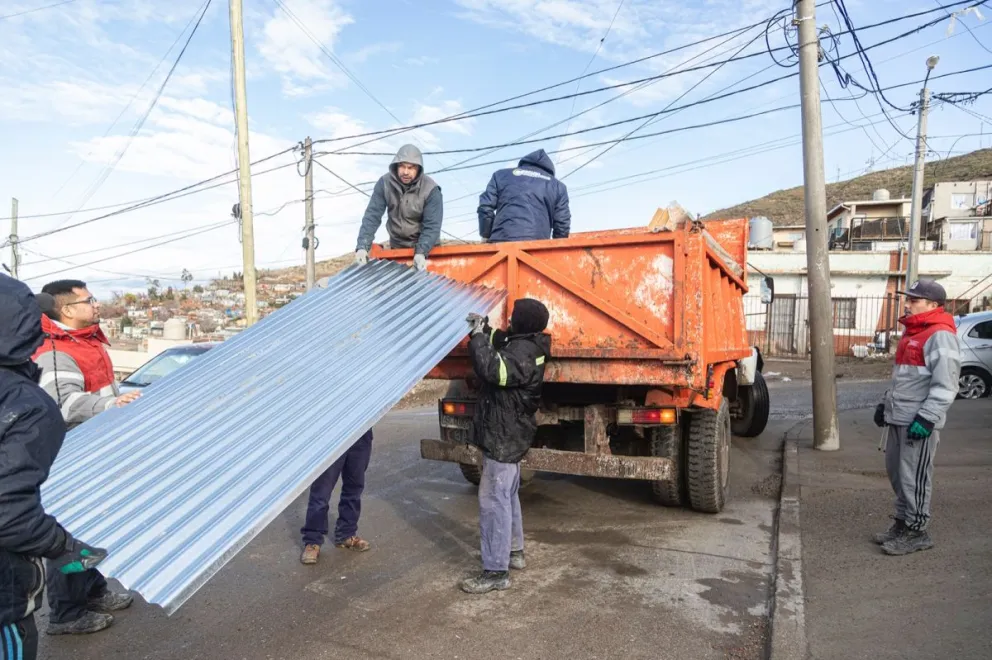 El Municipio continúa asistiendo a los damnificados por el pasado temporal de viento