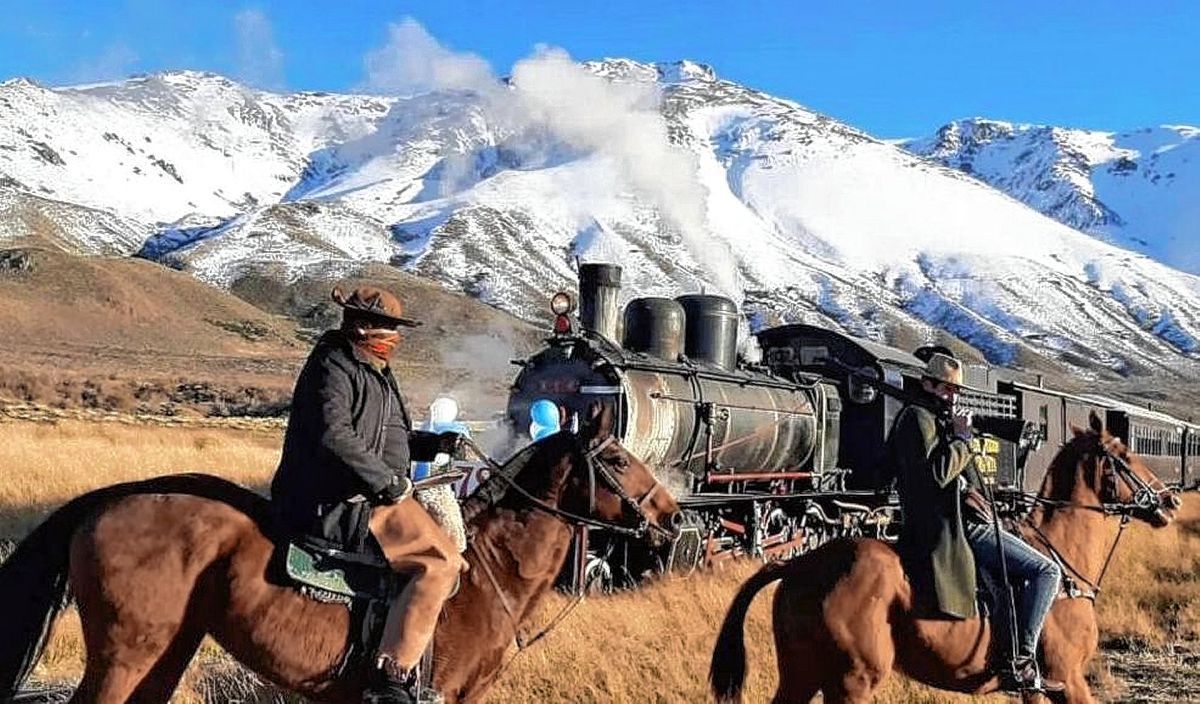 Todo preparado ante el inminente atraco al tren patagónico por Jack Bradford y sus bandoleros