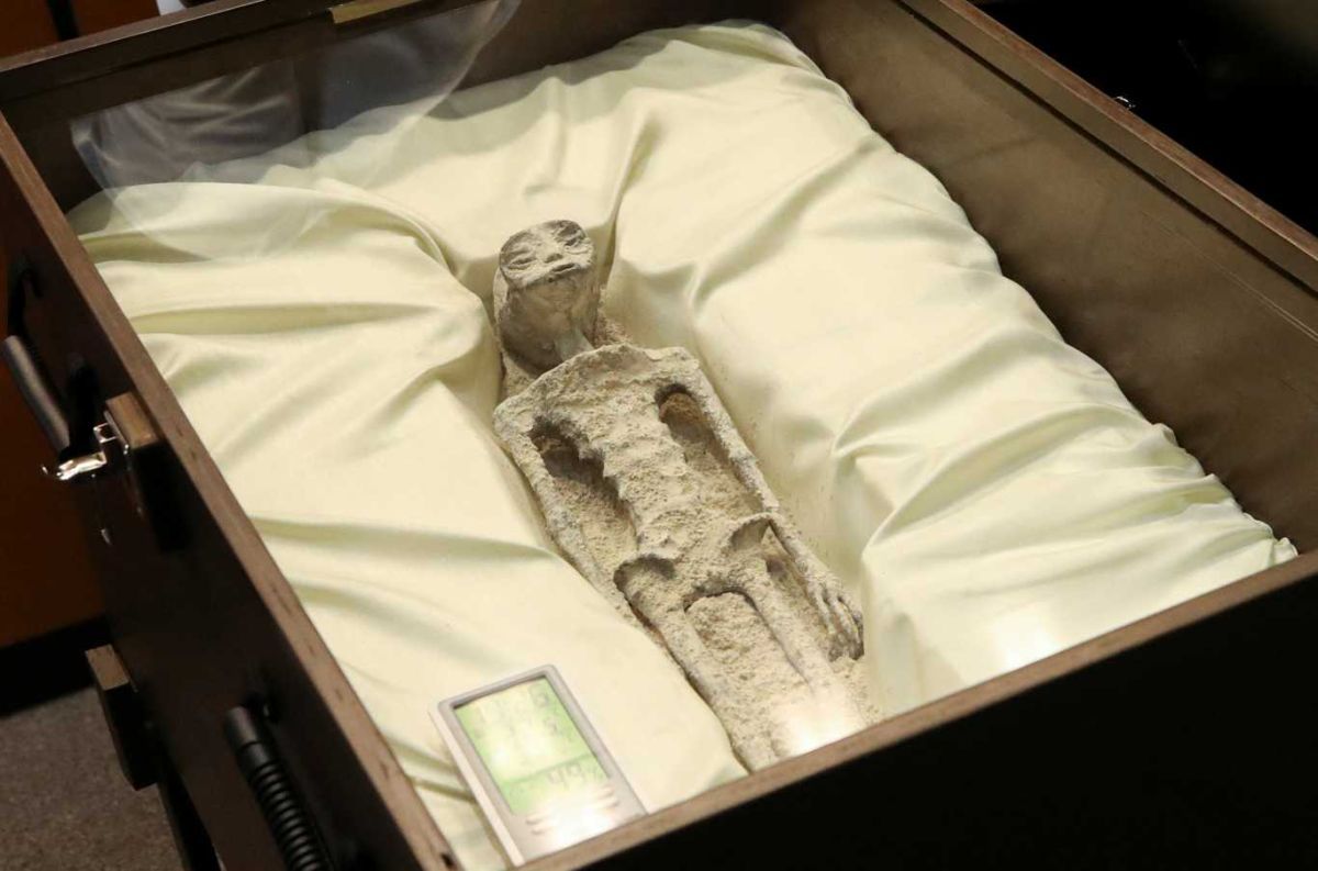 🛸 Un "ufólogo" mostró "seres no humanos de 1.000 años de antigüedad" en el Congreso mexicano
