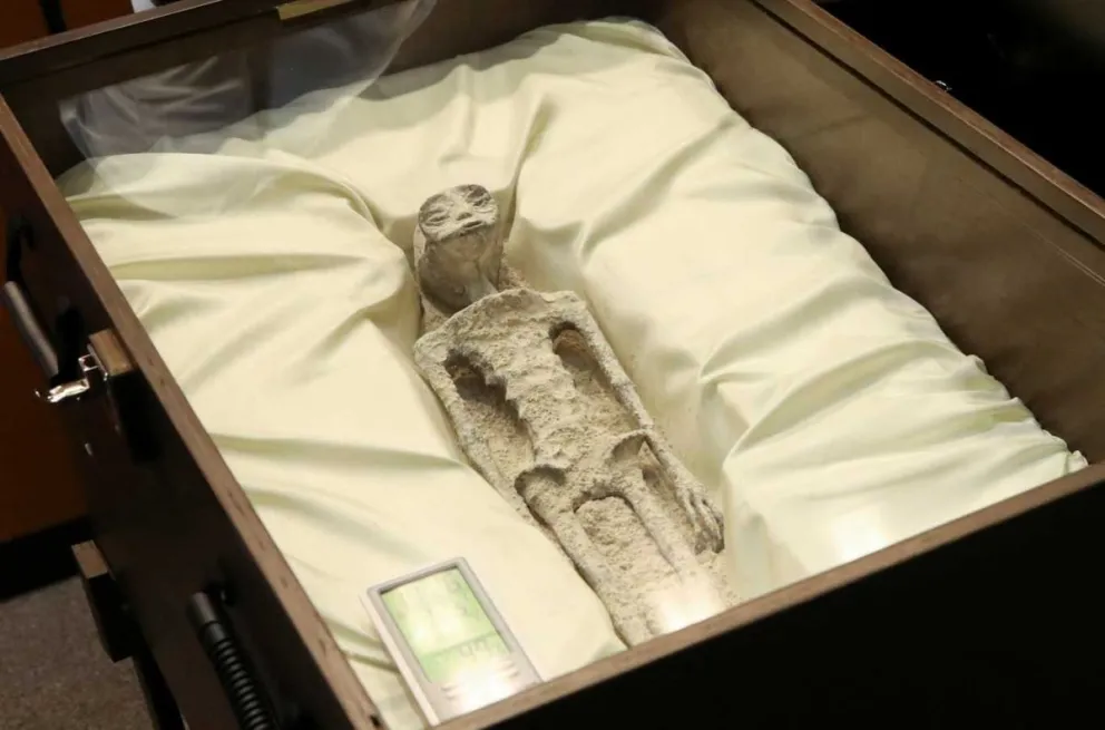 🛸 Un "ufólogo" mostró "seres no humanos de 1.000 años de antigüedad" en el Congreso mexicano