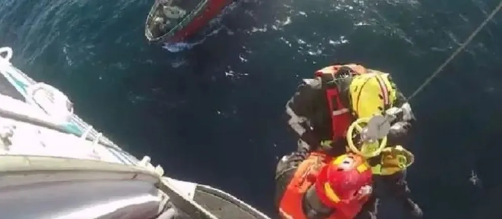 Amplio operativo y riesgoso rescate de Prefectura en alta mar